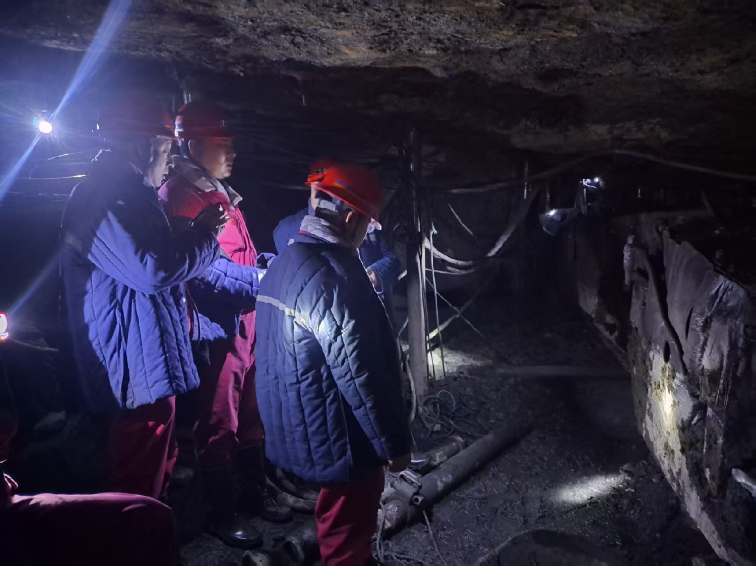 新汶礦業(yè)集團(tuán)客人來辰龍集團(tuán)級(jí)索煤礦考察交流