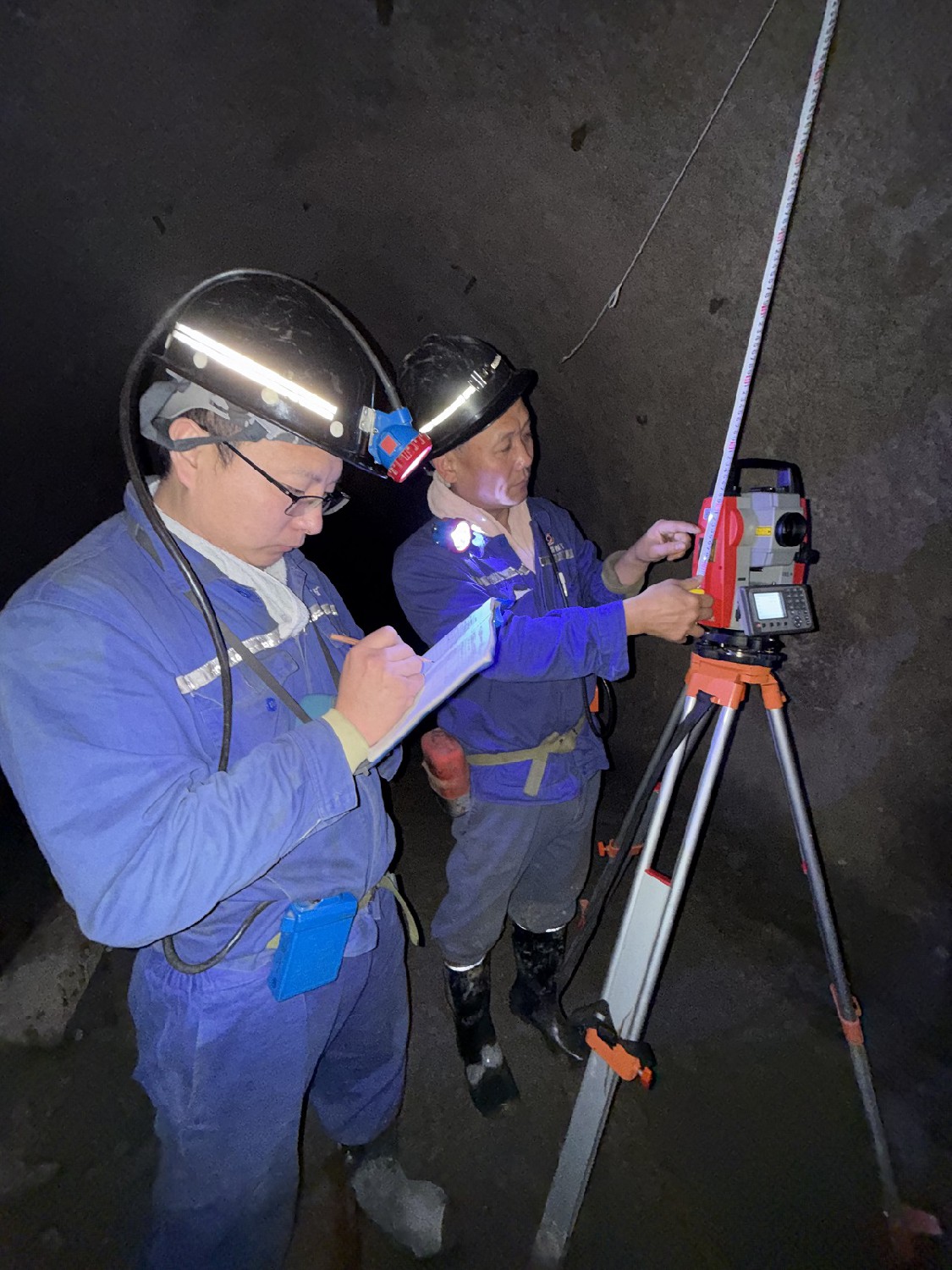 級索煤礦測量班全站儀實現(xiàn)調(diào)向巷道極致精準(zhǔn)貫通