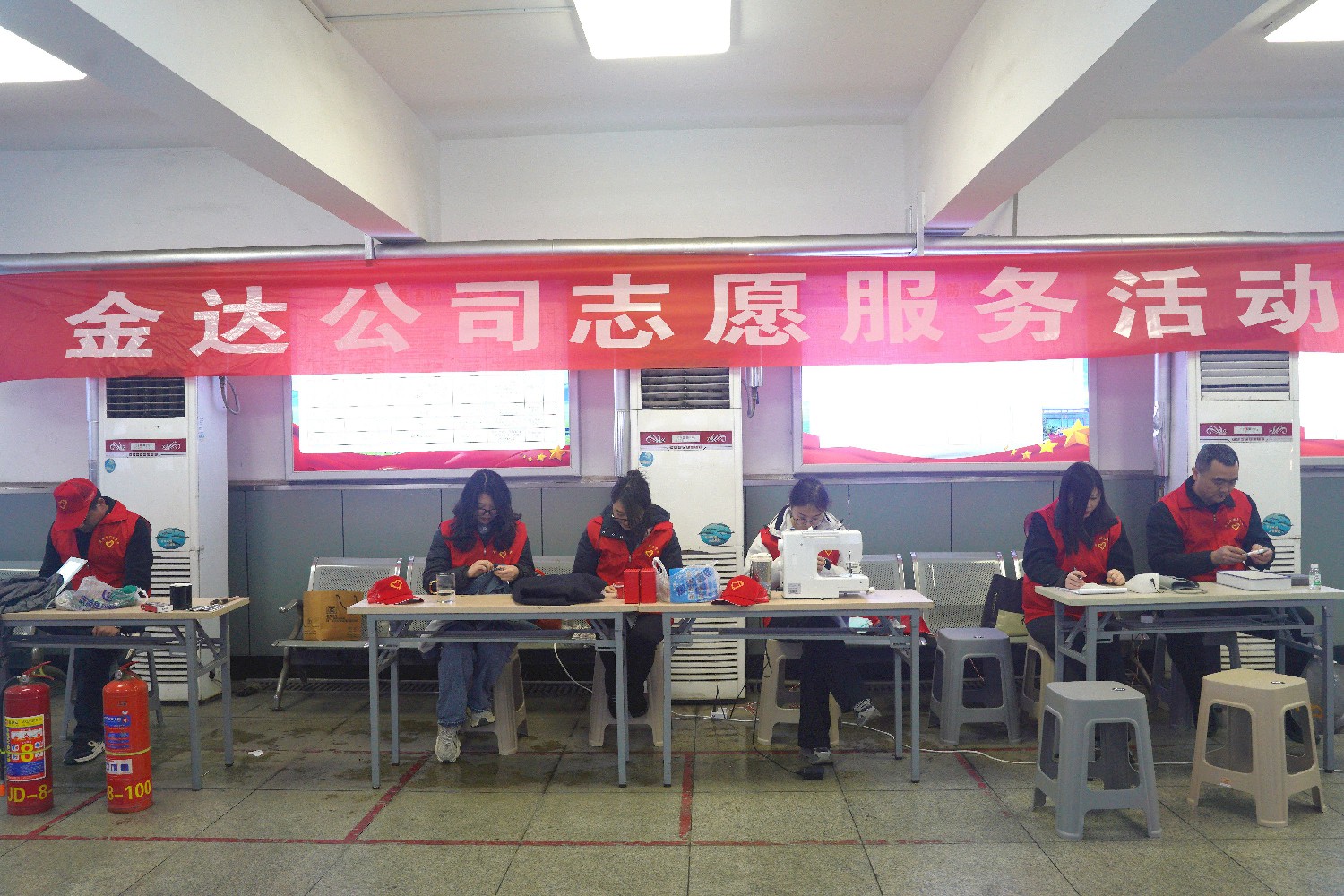 金達(dá)煤礦開(kāi)展“學(xué)雷鋒、樹(shù)新風(fēng)、促發(fā)展”志愿服務(wù)活動(dòng)